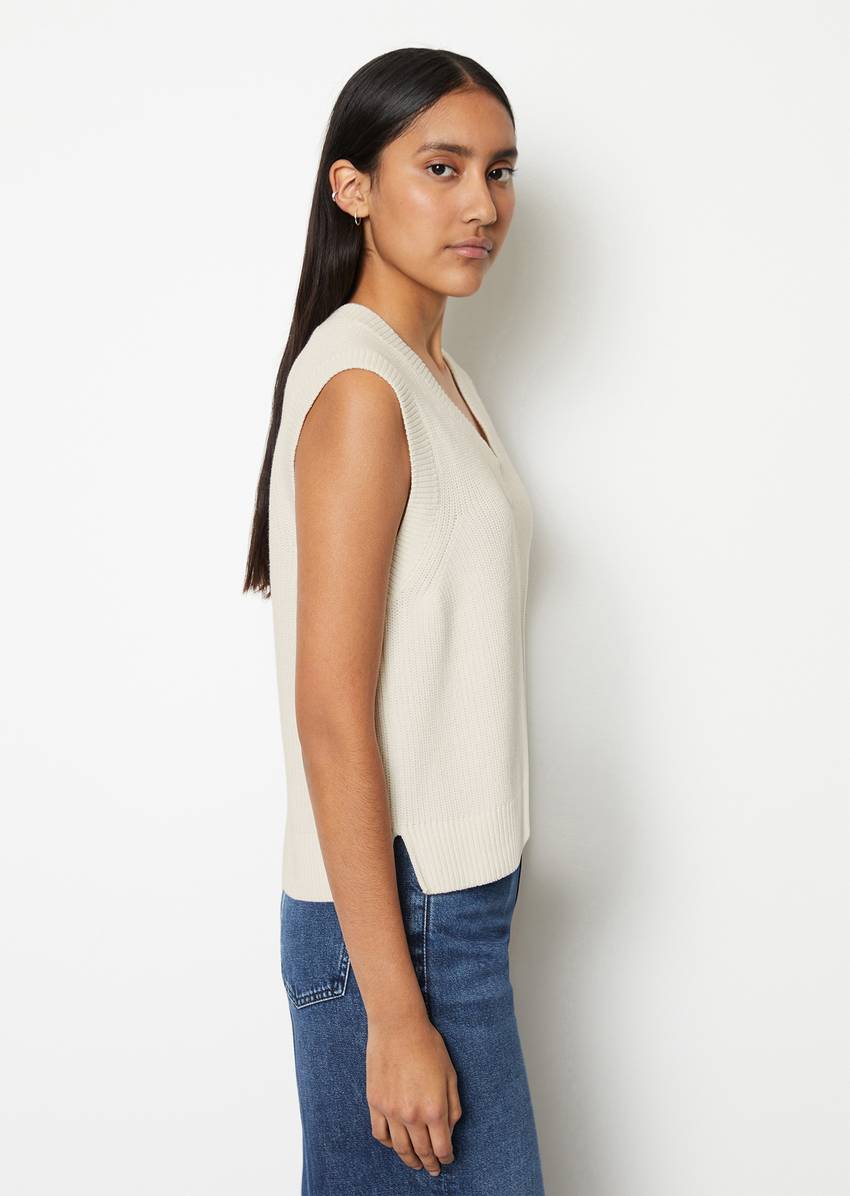 Sleeveless jumper in a regular fit made of pure organic cotton