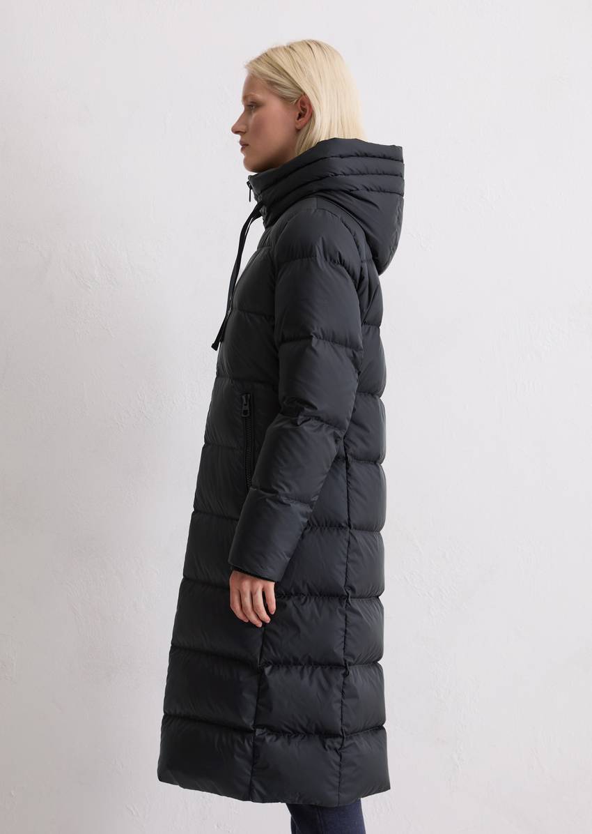 Hooded down coat fitted with water-repellent surface
