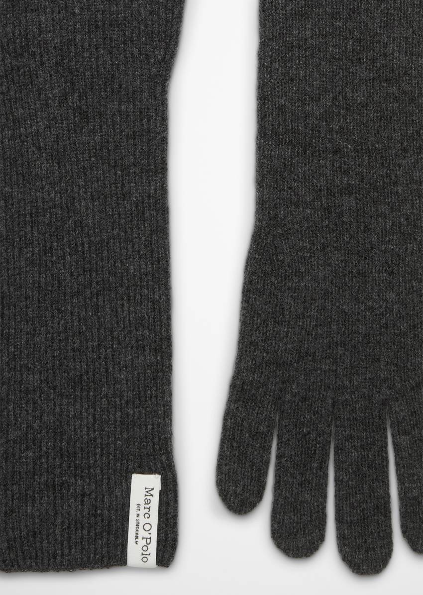 Finger gloves made from a virgin wool-cashmere wool blend