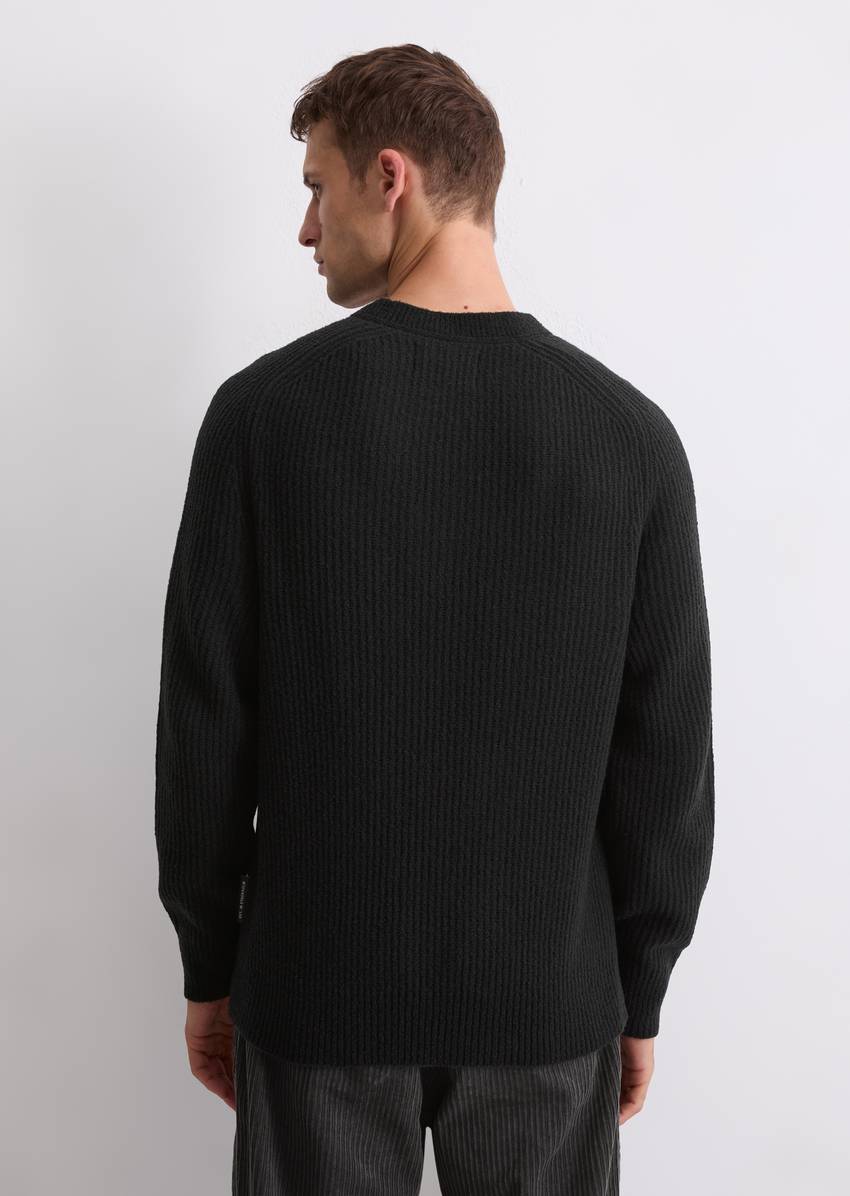 Sweater regular made from a soft virgin wool blend