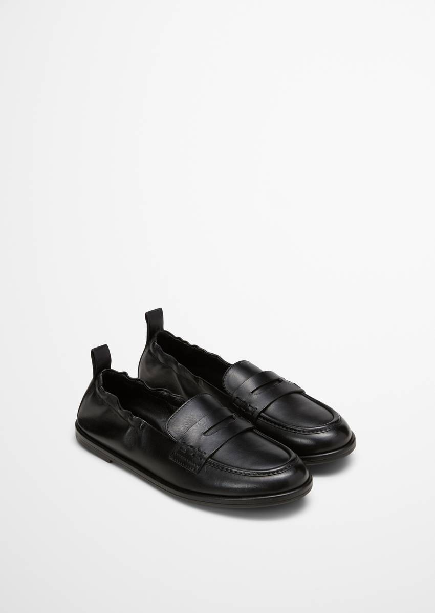 Loafer with elastic heel edge