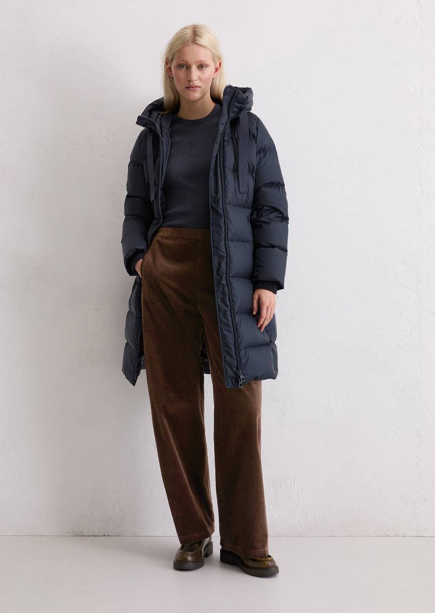 Hooded down coat shaped with water-repellent surface