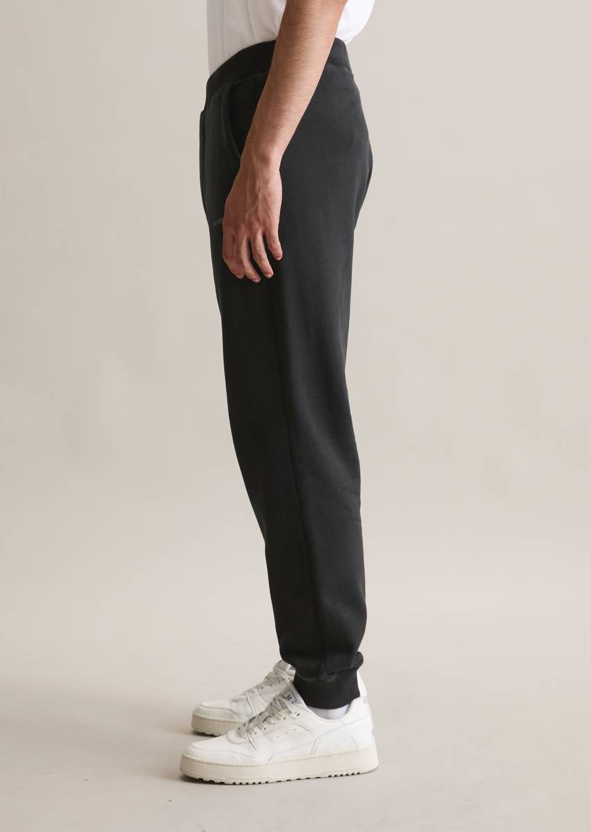 Relaxed sweatpants made from organic cotton