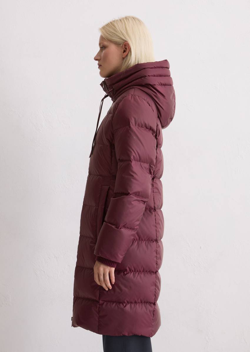 Hooded down coat shaped with water-repellent surface