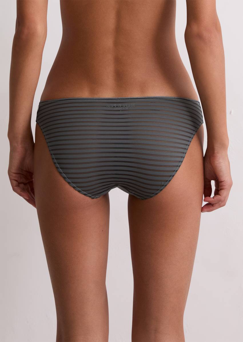 Slip with stripe structure