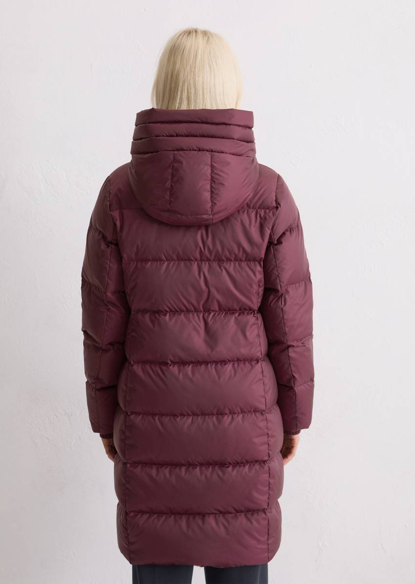 Hooded down coat shaped with water-repellent surface