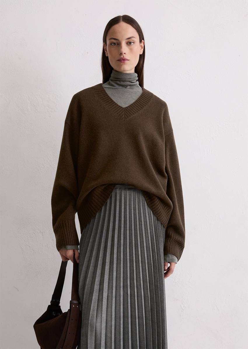 Relaxed V-neck sweater made from a soft merino wool blend