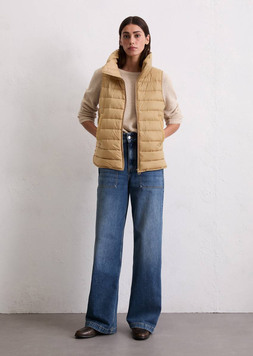 Lightweight quilted vest fitted with recycled materials