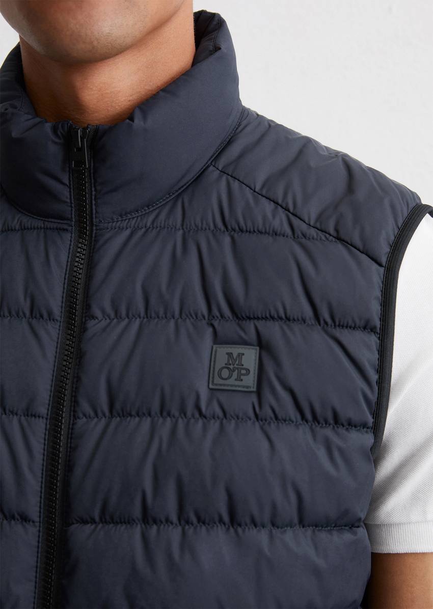 Regular quilted vest made of recycled fabric