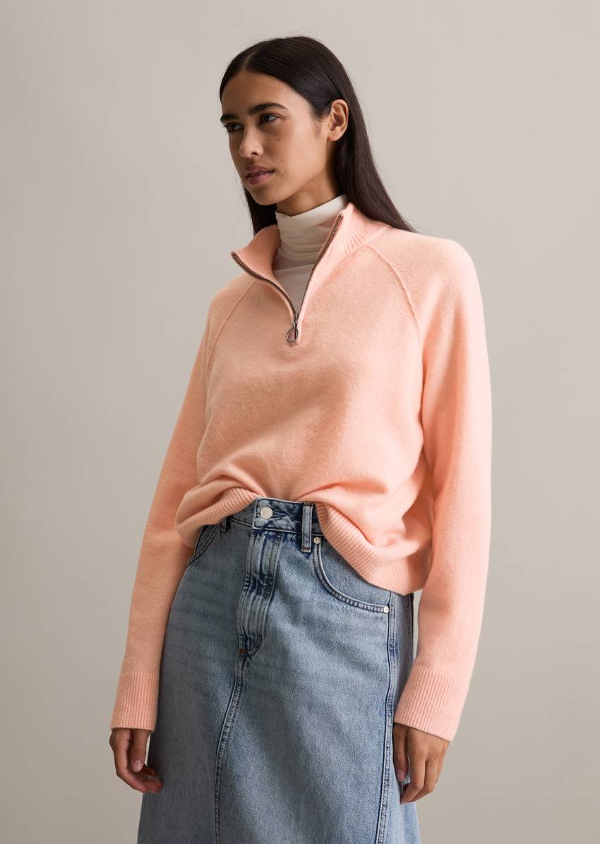 Troyer cropped made from a fluffy virgin wool blend