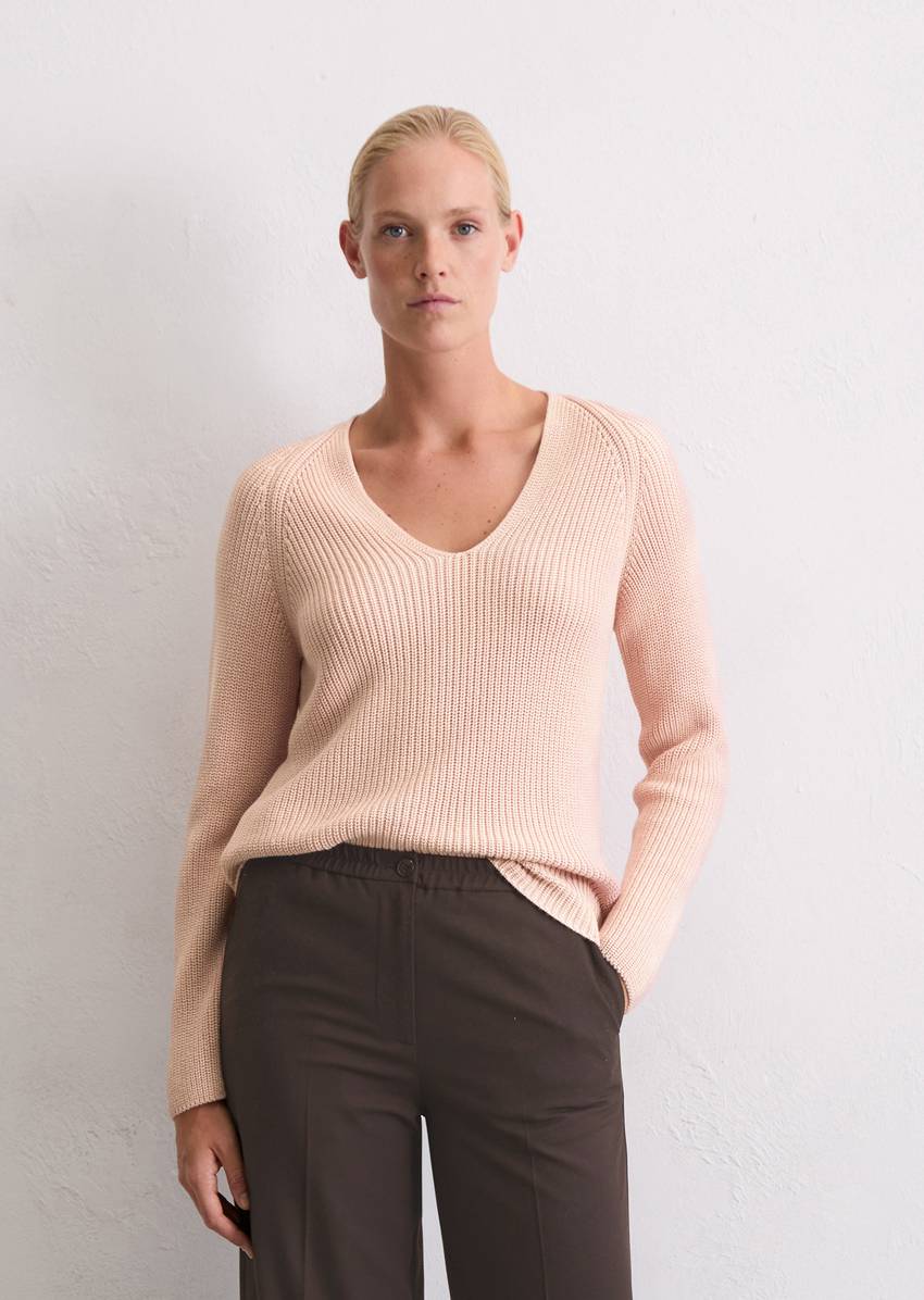 V-neck knitted sweater relaxed made from soft cotton yarn