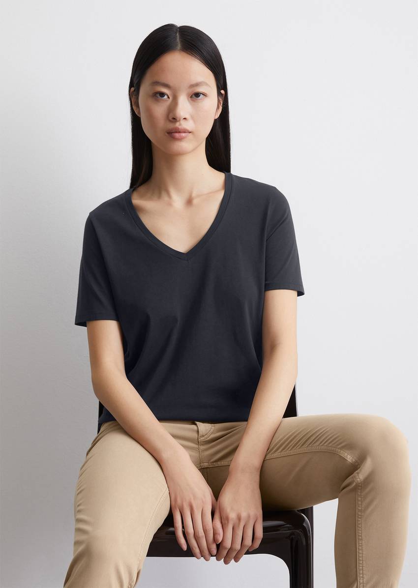 V-neck T-shirt, regular fit made of organic cotton