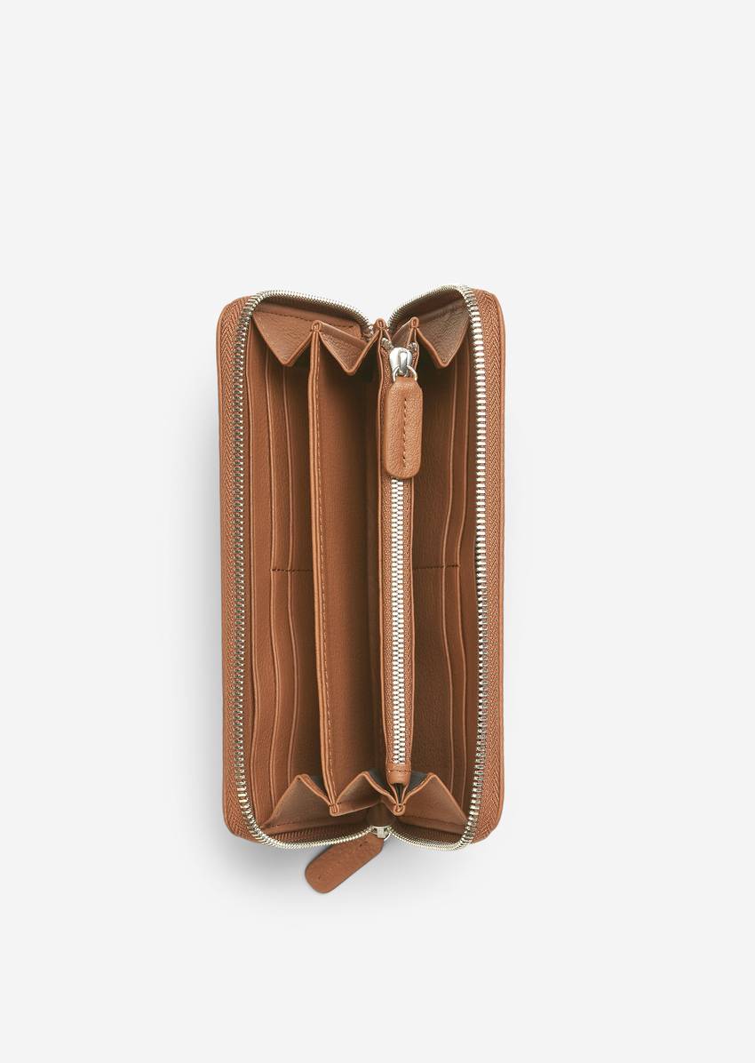 Zip purse Made of high-quality leather material