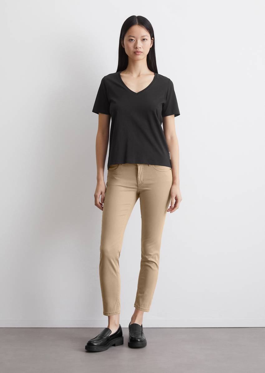 V-neck T-shirt, regular fit made of organic cotton