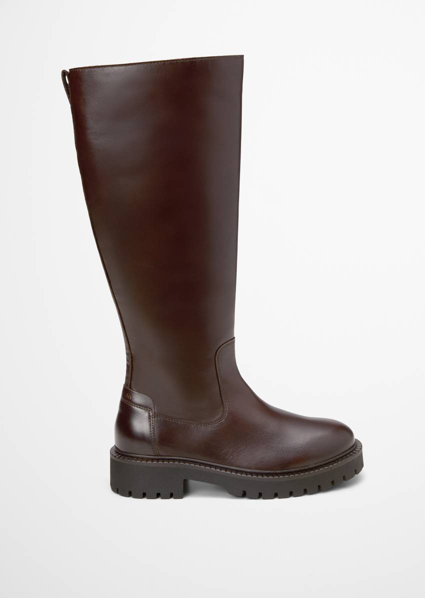 Long-shaft boots model Phia with a strong profile