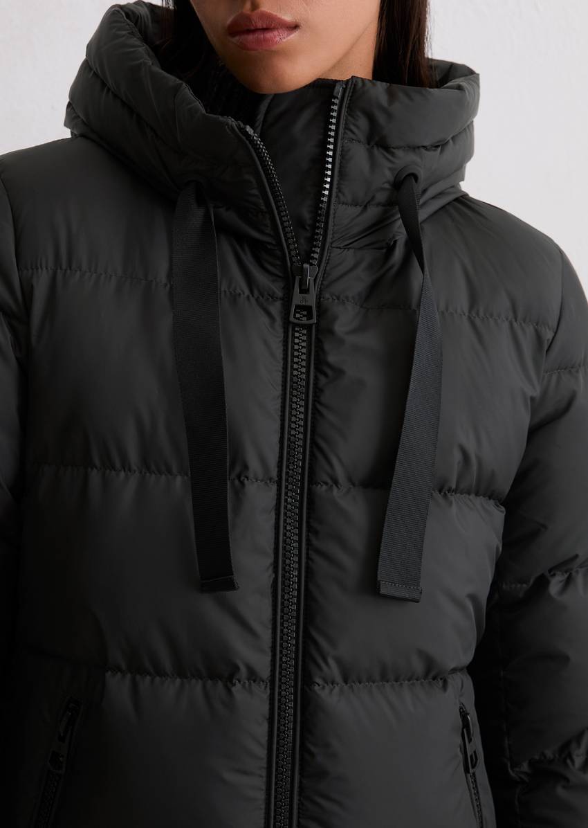 Hooded down coat fitted with water-repellent surface
