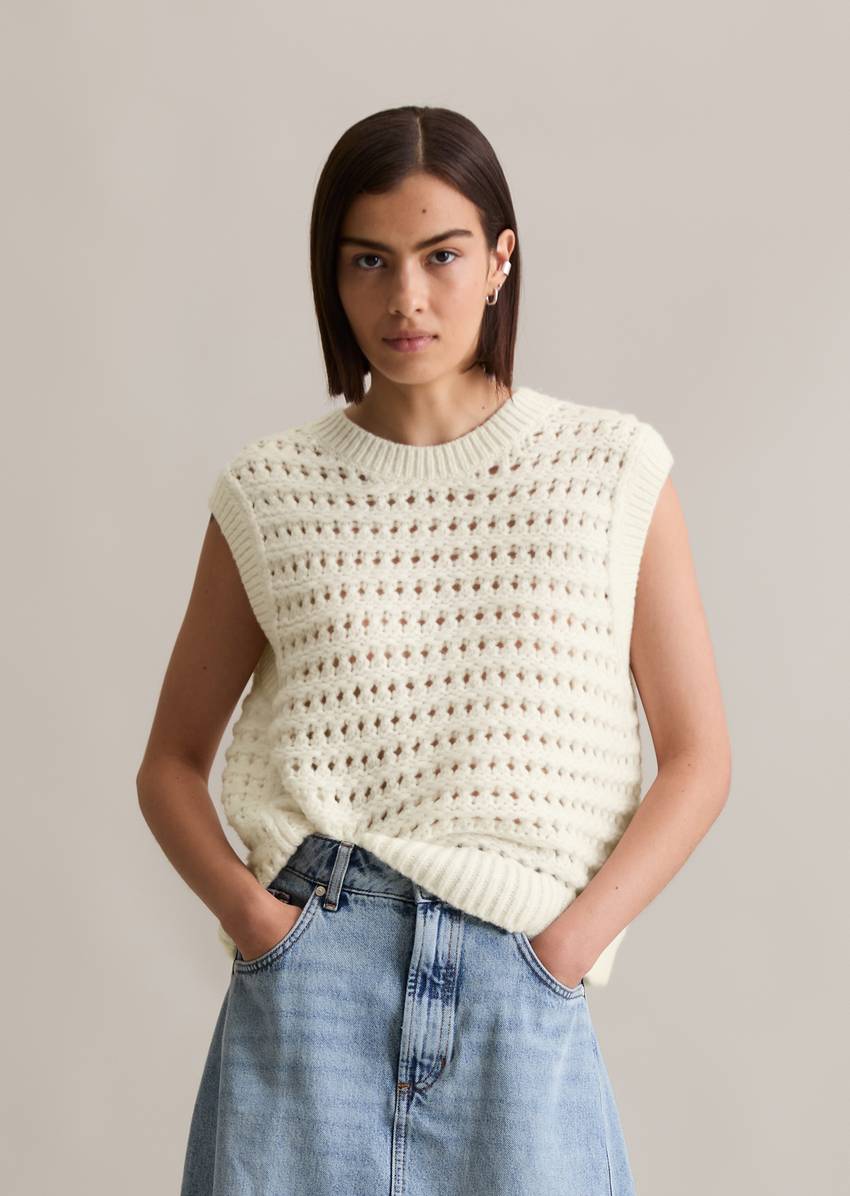 Sweater regular made from a soft virgin wool blend