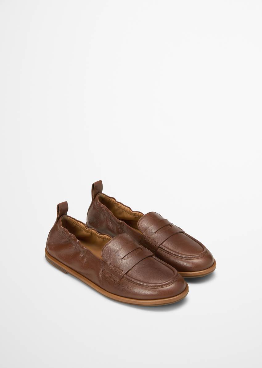 Loafer with elastic heel edge