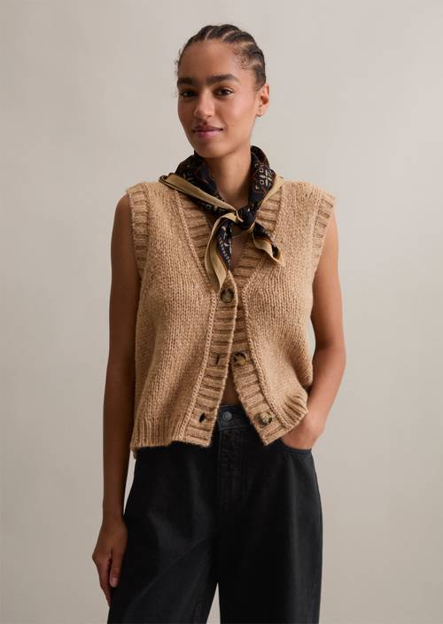 Sleeveless cropped cardigan made from a cozy virgin wool/alpaca blend