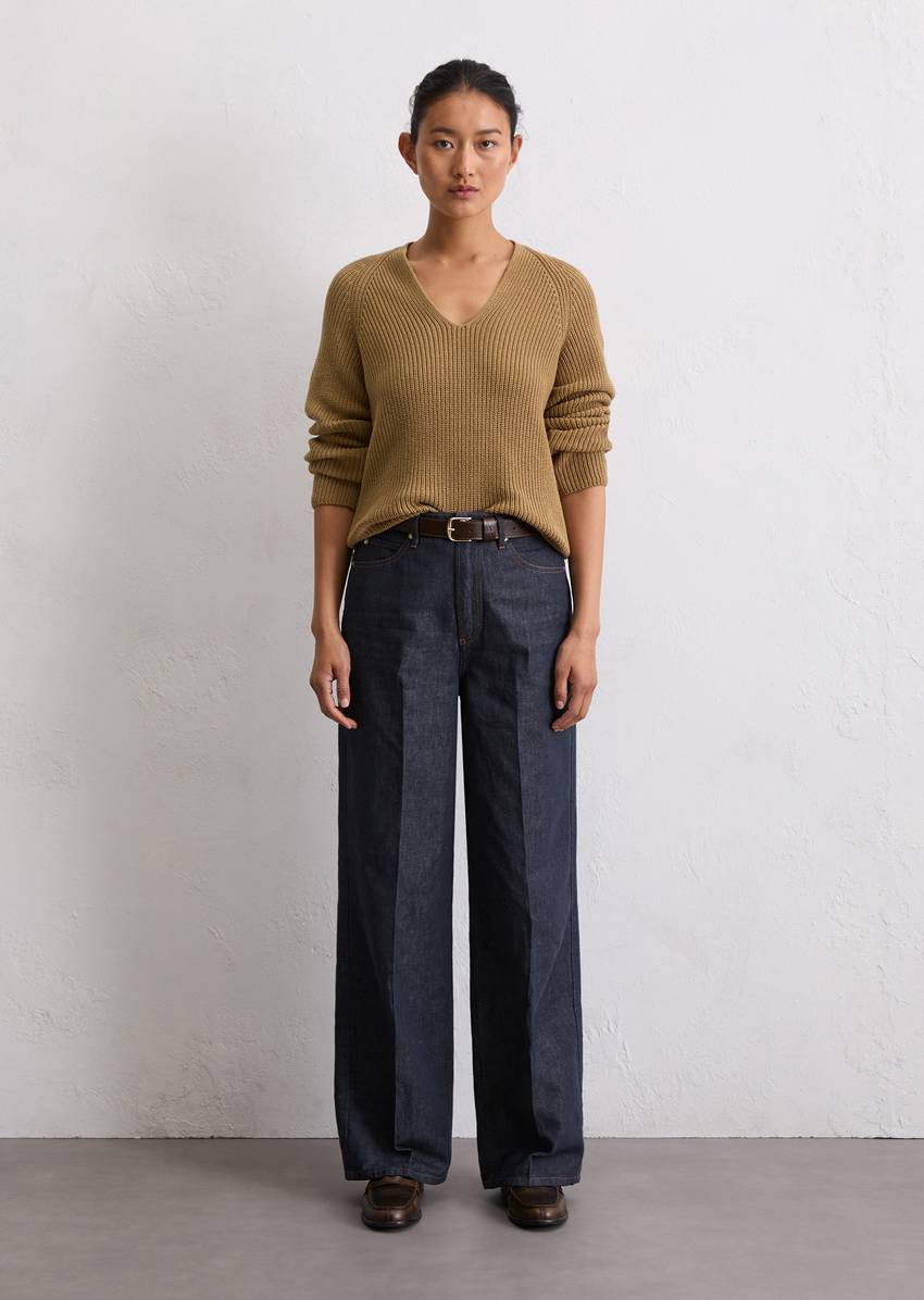 V-neck knitted sweater relaxed made from soft cotton yarn