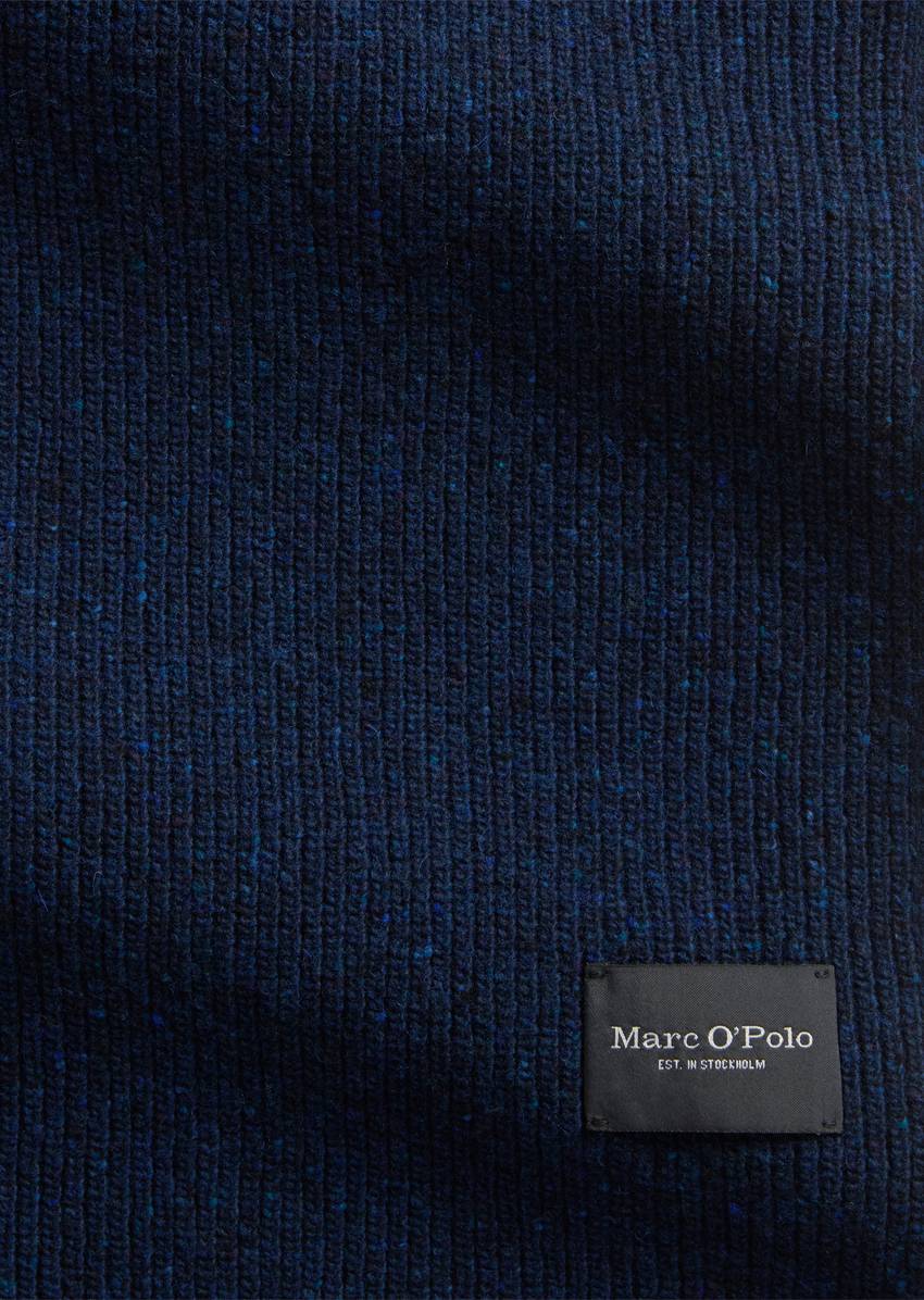 Knitted scarf made from a recycled sheep's wool mix