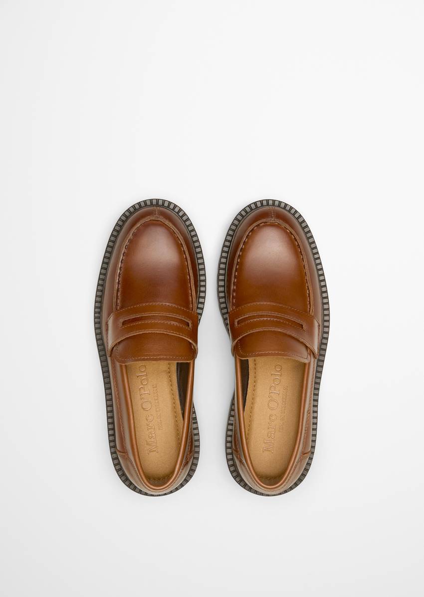 Loafer with robust tread outsole