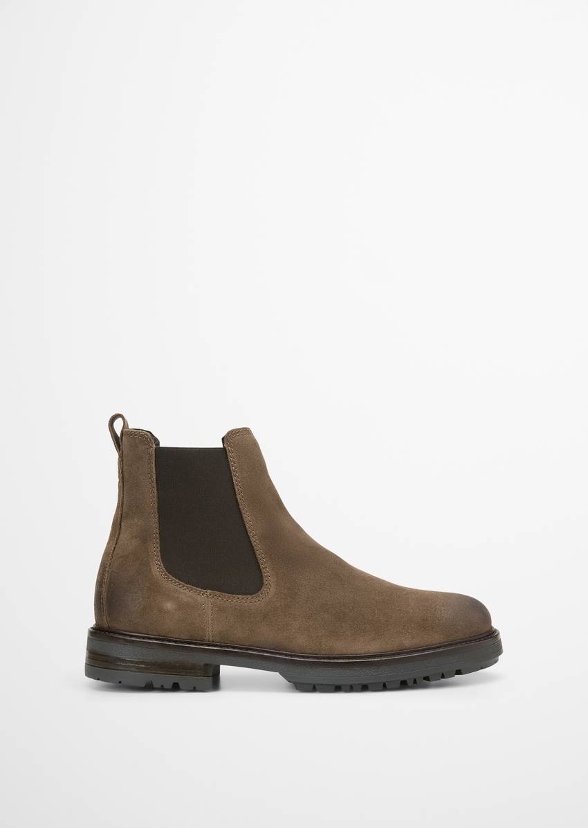 Chelsea boot made from fine suede cowhide