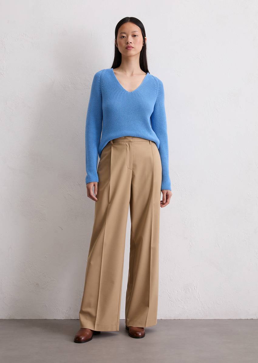 V-neck knitted sweater relaxed made from soft cotton yarn