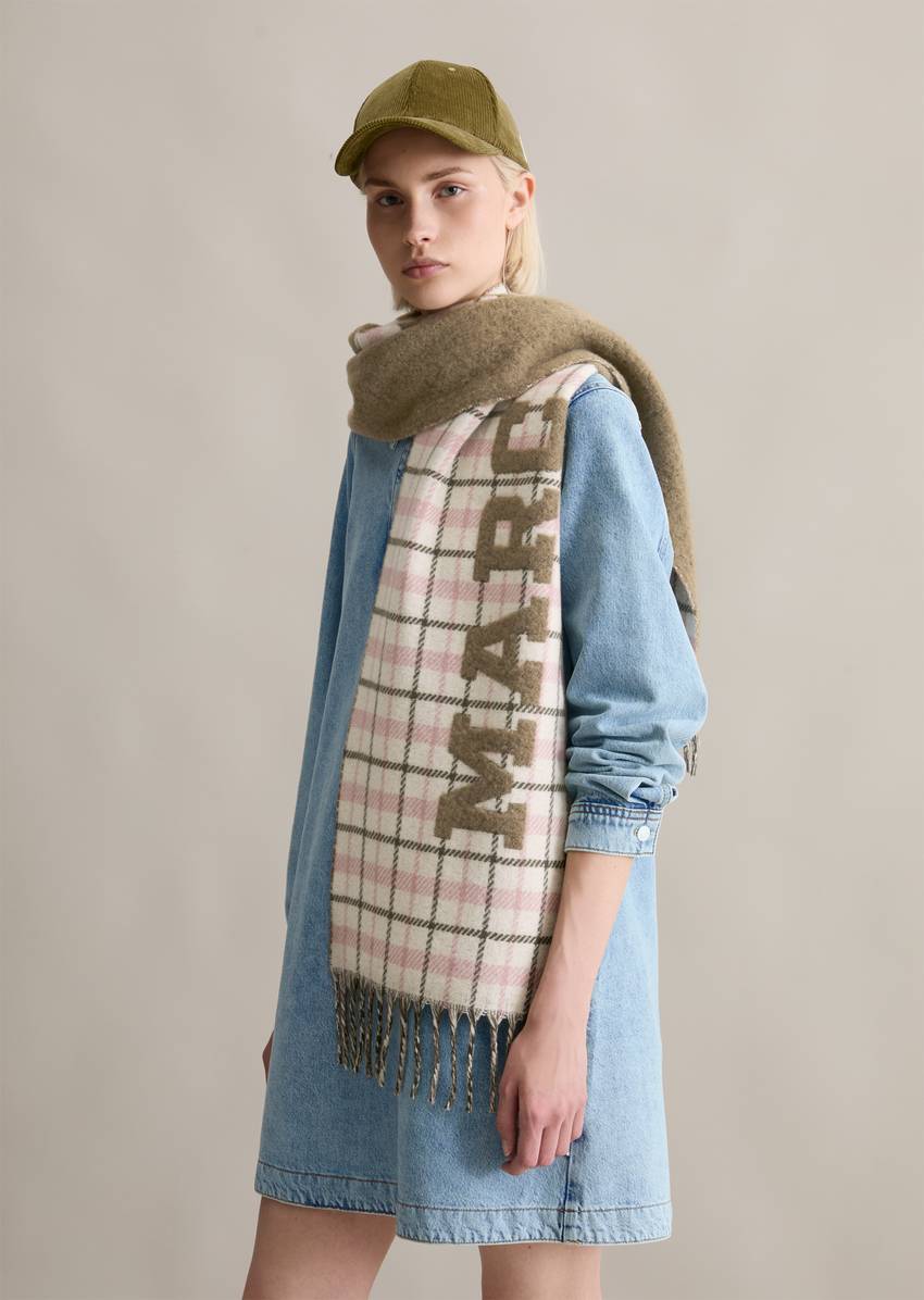 Logo scarf made from a soft virgin wool/alpaca wool blend