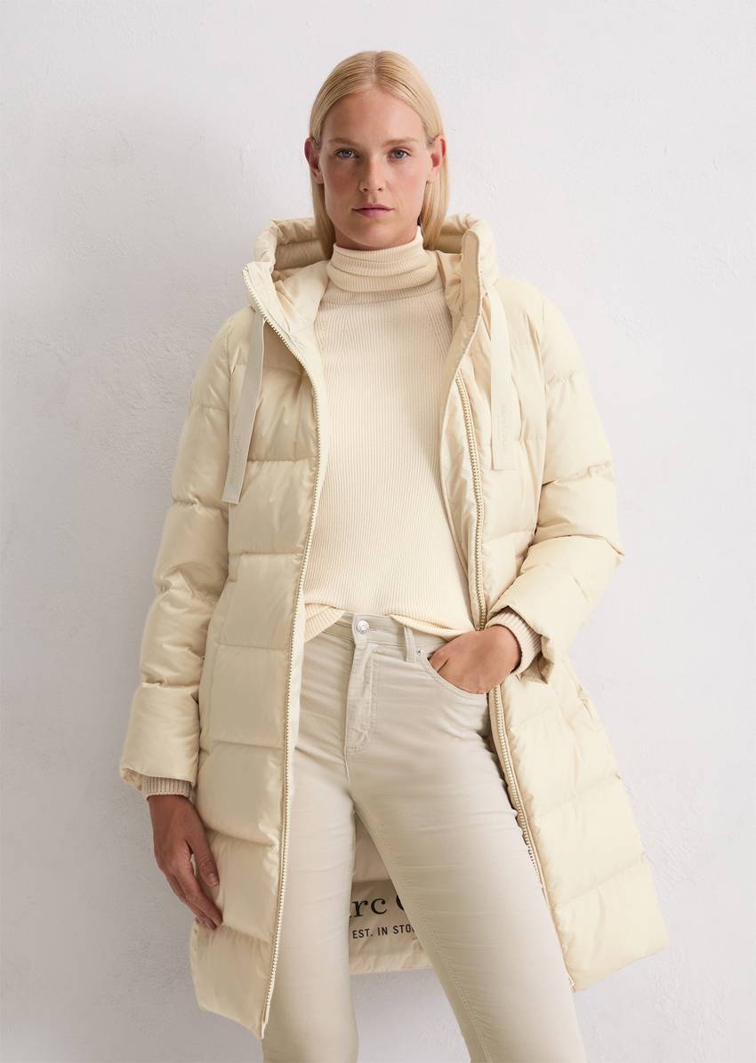 Hooded down coat shaped with water-repellent surface