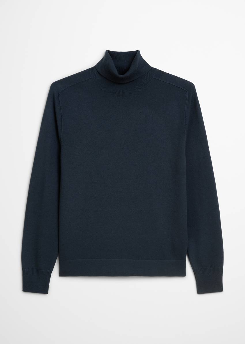 Regular turtleneck sweater made from soft merino wool