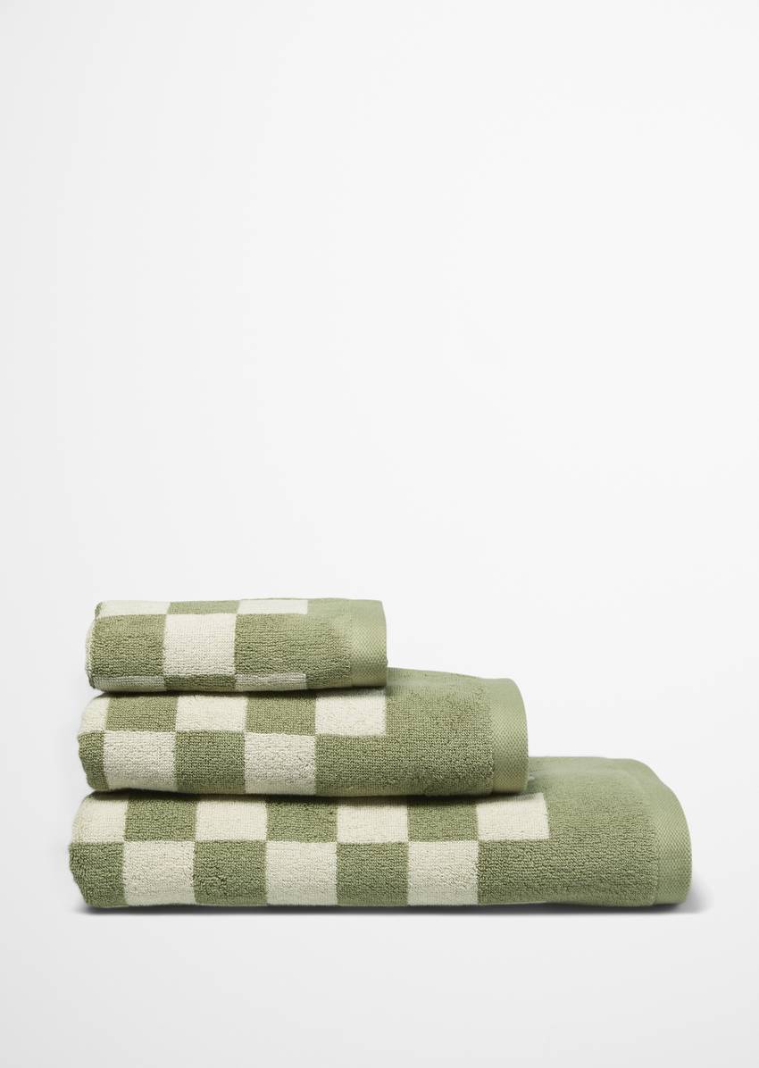 Guest towel Model Checker with jacquard check pattern
