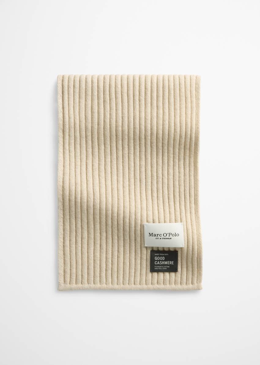 Knitted scarf made from the finest cashmere