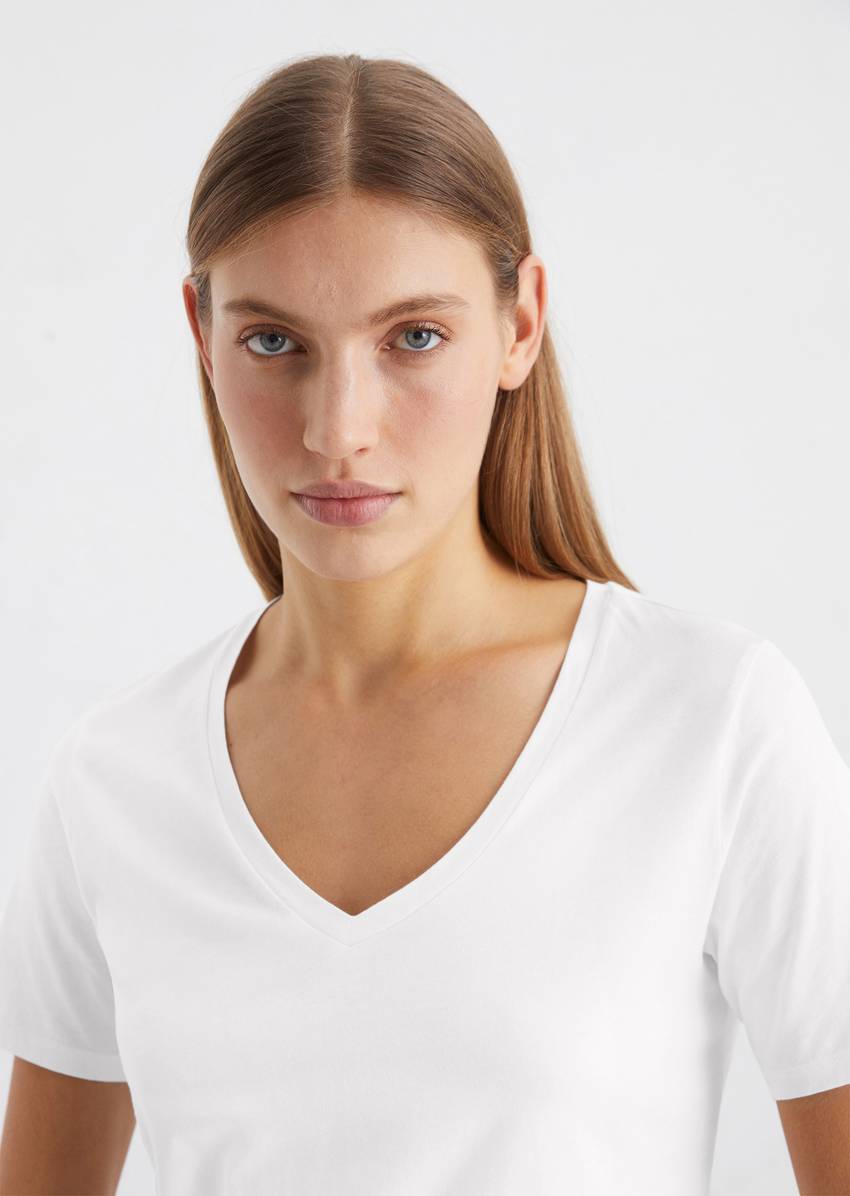 V-neck T-shirt, regular fit made of organic cotton