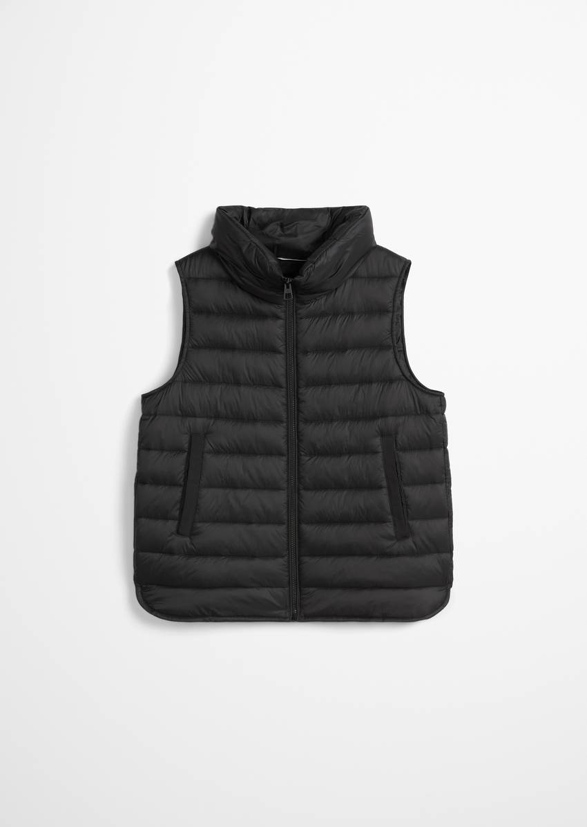 Lightweight quilted vest fitted with recycled materials