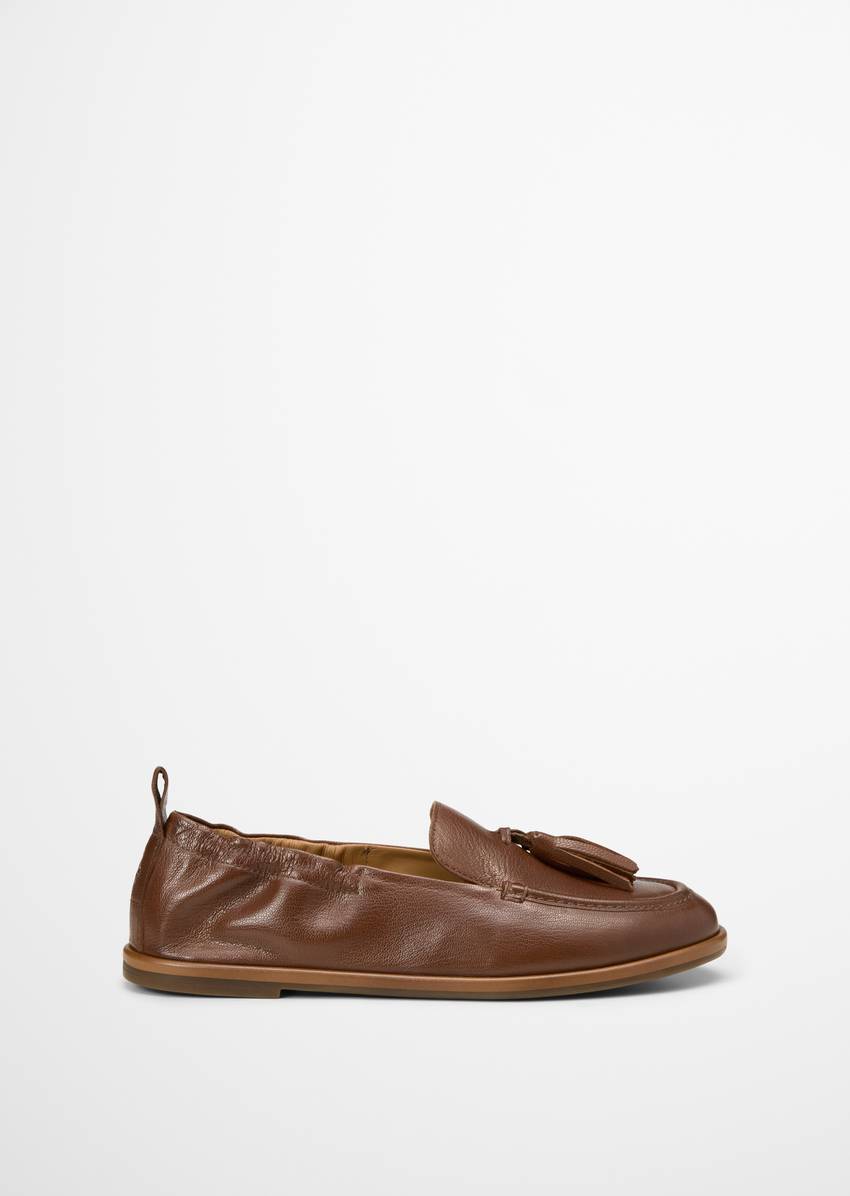 Loafer with elastic heel edge