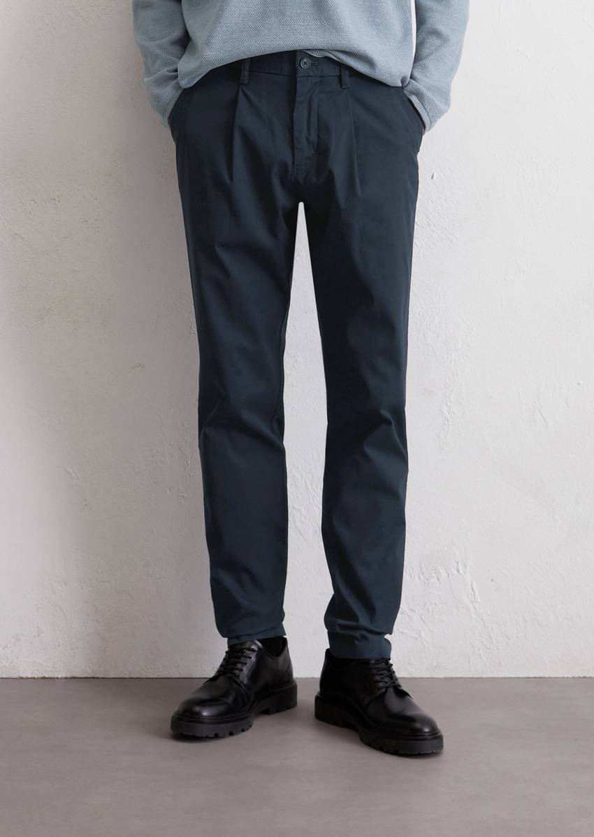 Chino Model Morot Jogger Pleats made from an organic cotton blend