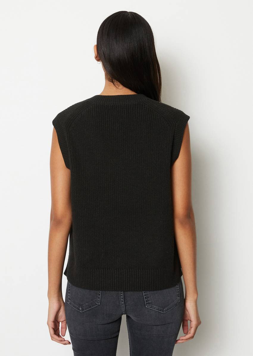 Sleeveless jumper in a regular fit made of pure organic cotton