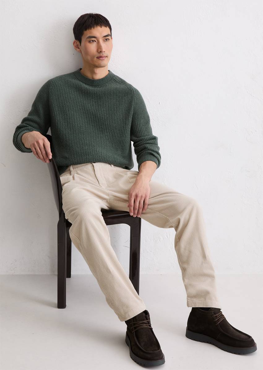 Sweater regular made from a soft virgin wool blend