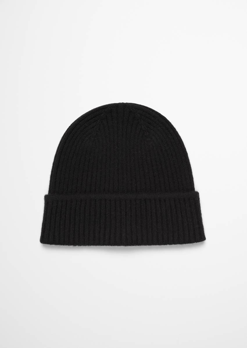 Knitted cap made from the finest cashmere
