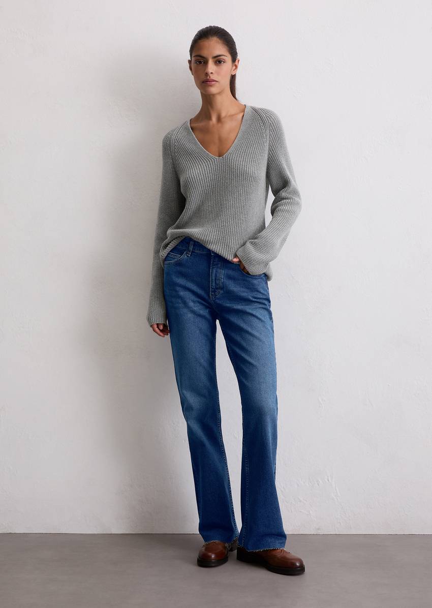 V-neck knitted sweater relaxed made from soft cotton yarn