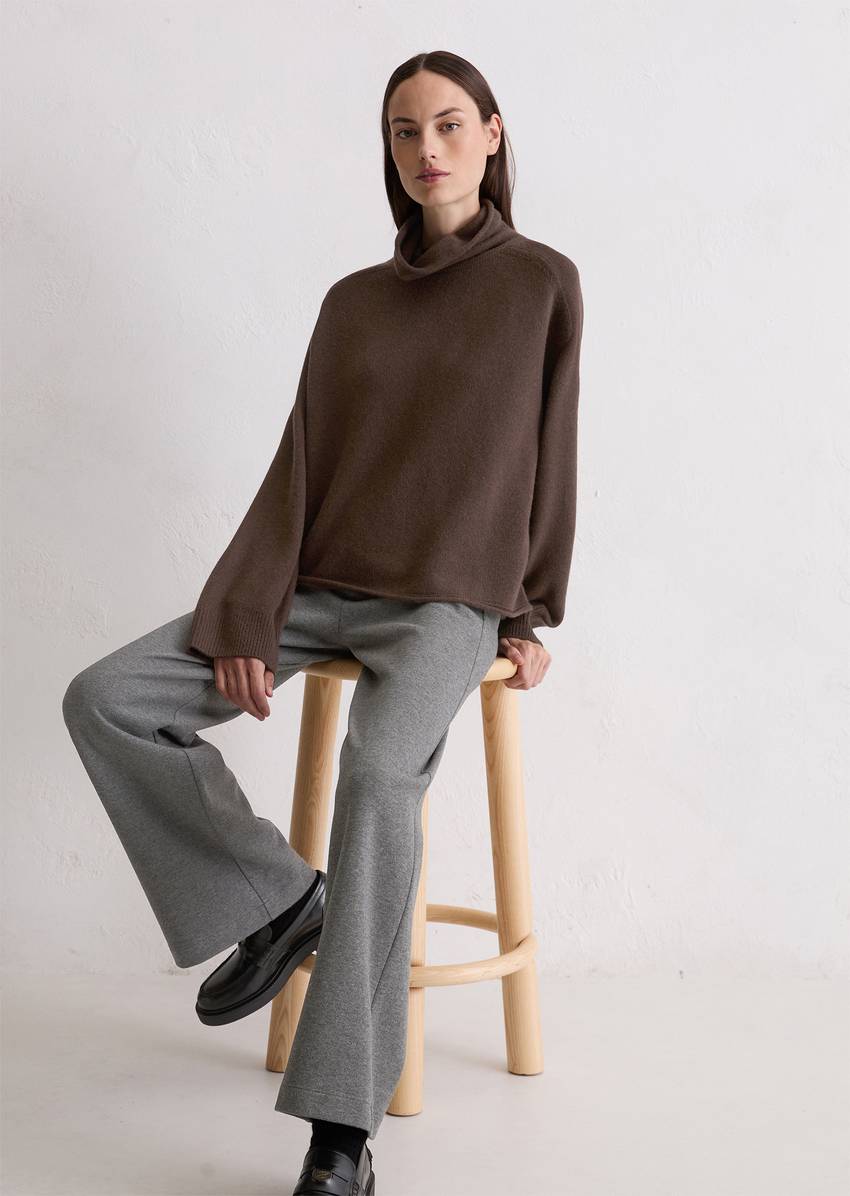 Relaxed turtleneck sweater made from a soft merino wool blend