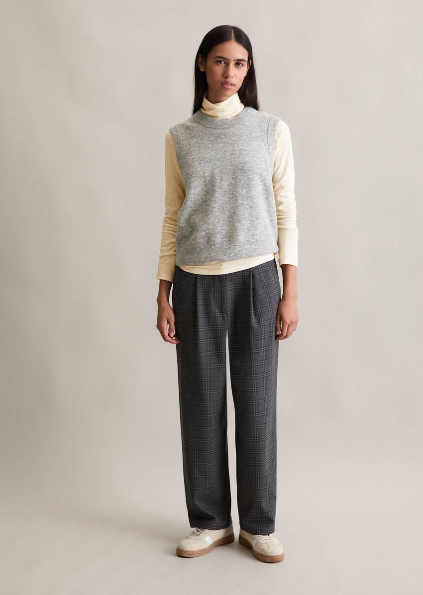 Sweater regular made from a soft virgin wool blend