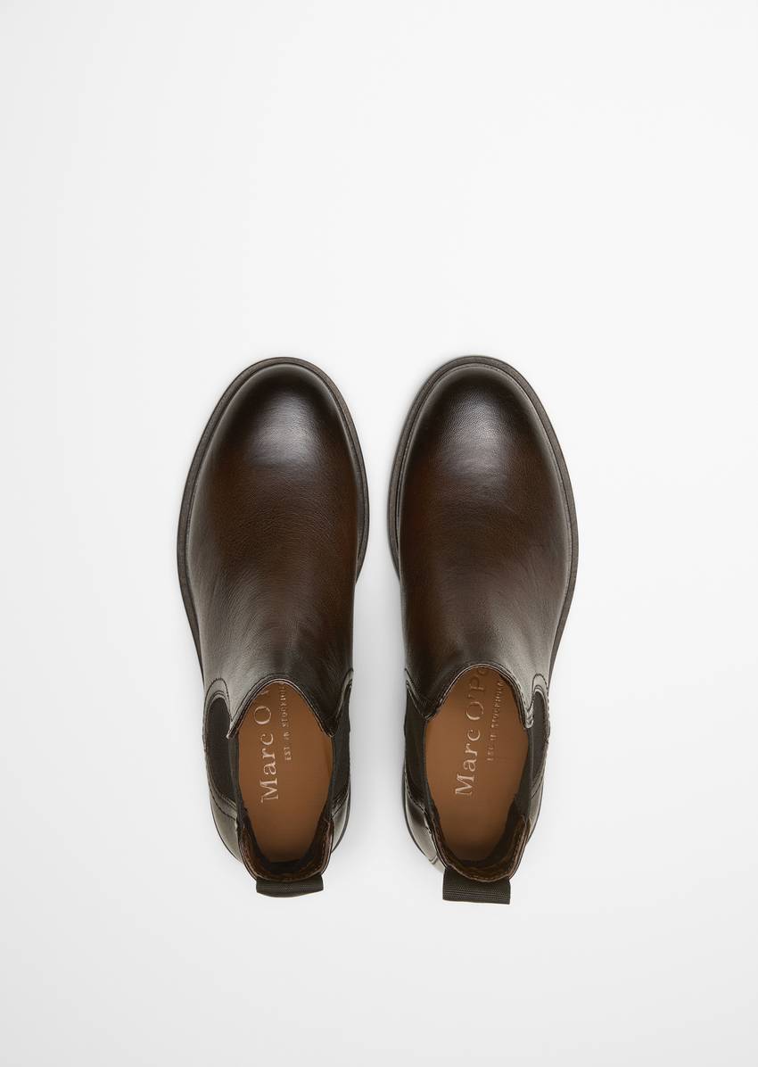 Chelsea boot made from fine cowhide