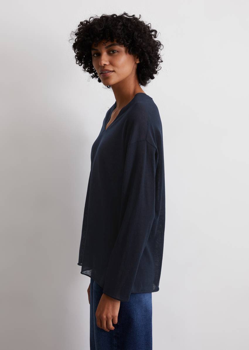 Fine knit sweater loose made from an organic cotton mix