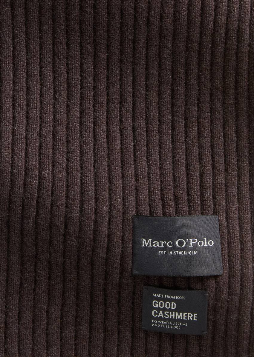 Knitted scarf made from the finest cashmere