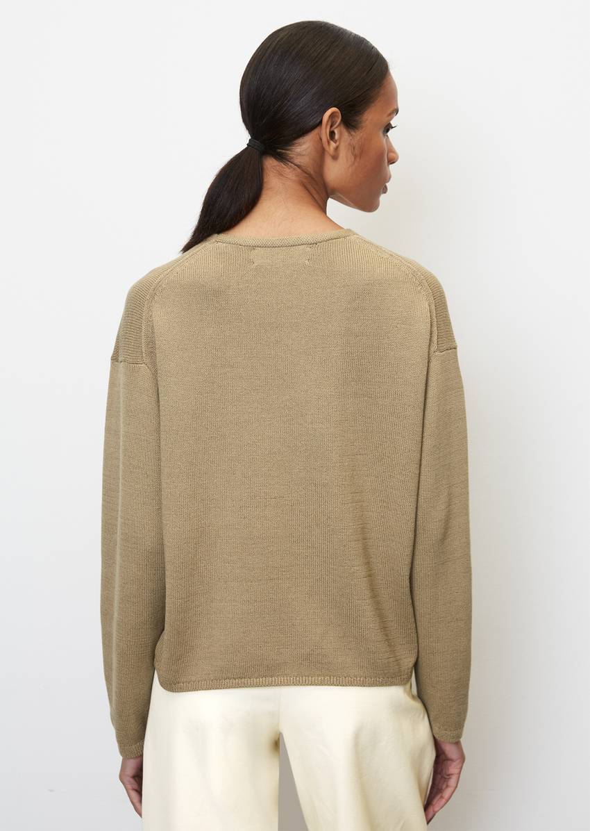 Fine knit V-neck jumper Made from a blend of organic cotton, viscose and linen
