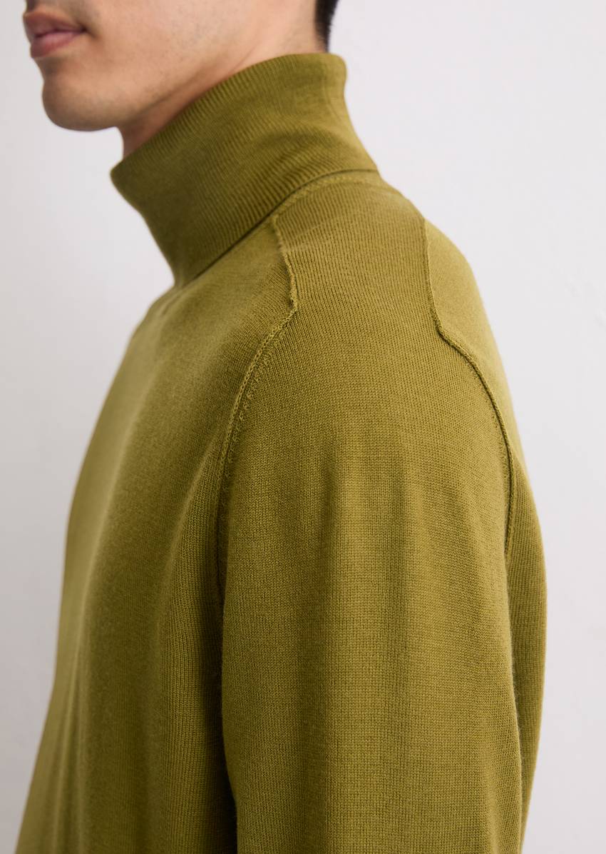 Regular turtleneck sweater made from soft merino wool