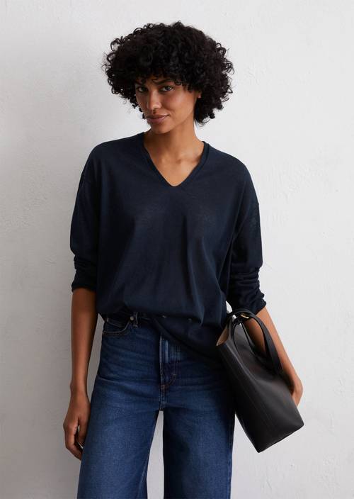 Fine knit sweater loose made from an organic cotton mix