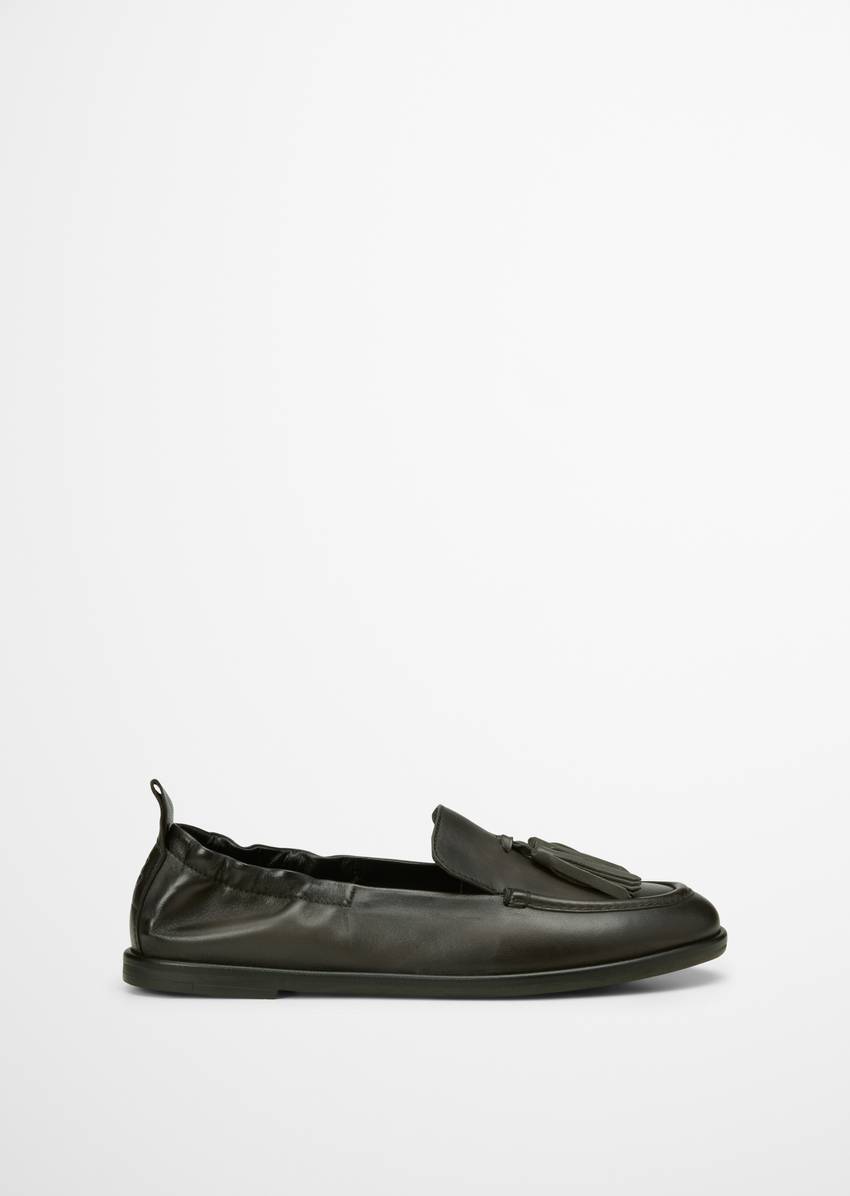 Loafer with elastic heel edge